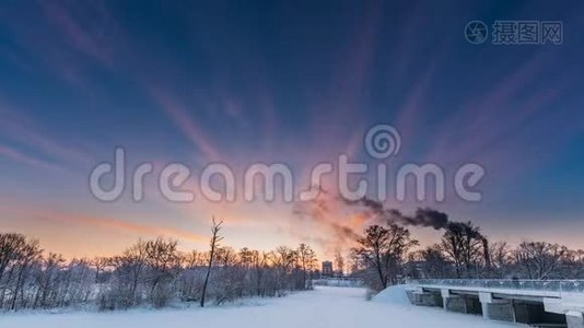 多布鲁斯，戈梅尔地区，白俄罗斯。 旧纸厂大厦在冬季早晨的时间流逝。 太阳视频