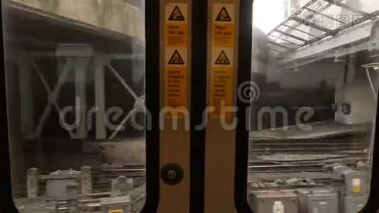 地下列车在移动列车中从内部滑动门。 4k视频