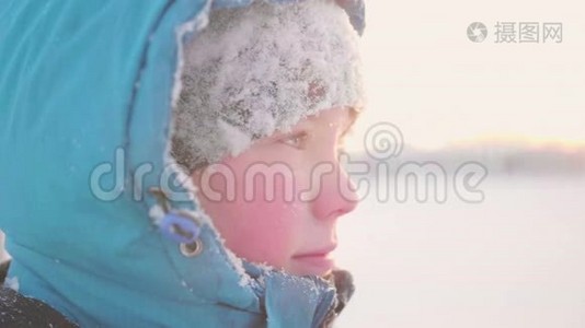 冬公园的少年，脸特写.. 日落的时候。 在新鲜空气中游走。 健康生活方式视频