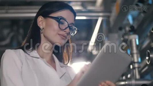 在工厂用平板电脑工作的女人视频