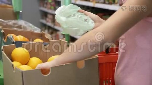 从超市的盒子里摘橘子的年轻女子视频