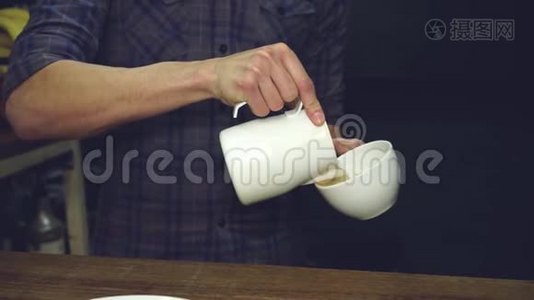 咖啡师在热咖啡里倒牛奶视频