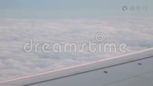 天空中的云和飞机的翅膀视频