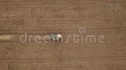 空中无人机拍摄的联合收割机在秋天工作视频
