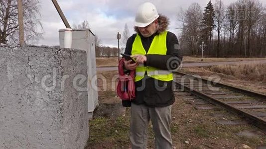 铁路电工在铁路附近使用平板电脑视频