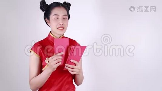 女人穿旗袍，在新年的概念里数着信封视频