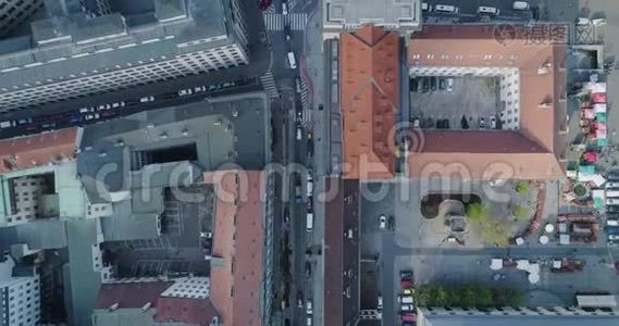 飞越布拉格的街道，空中景色视频