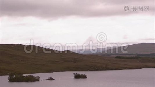 平静而宁静的爱尔兰山丘视频