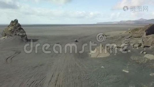 在黑沙无人机镜头下驾驶视频