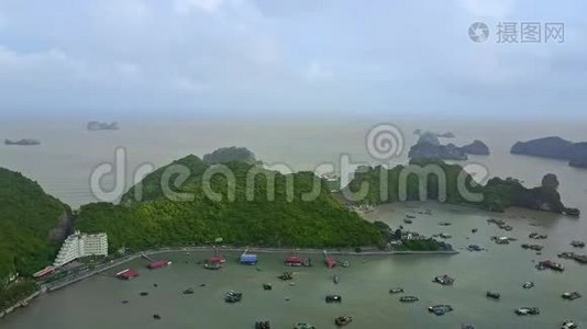 带钓鱼船和带酒店的海滩在海湾上方驾驶飞机视频