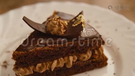 一片巧克力蛋糕放在旋转的白色盘子里视频