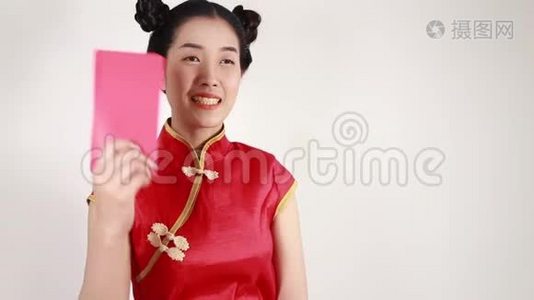 女人穿旗袍，在新年的概念里数着信封视频