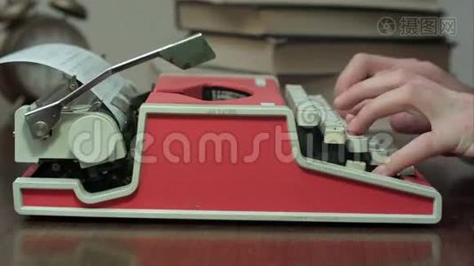 男人`手在红色机械打字机上打字视频