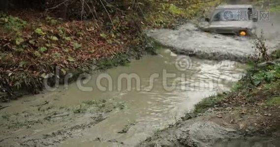 山地休闲。 秋天的歌声。 极端。 三菱帕杰罗越野车快速驶入山上的沼泽视频