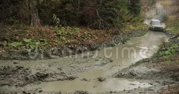 山地休闲。 秋天的歌声。 极端。 三菱帕杰罗越野车快速驶入山上的沼泽视频