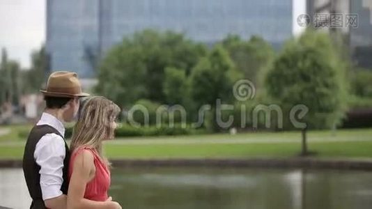 一对夫妇在湖边散步视频