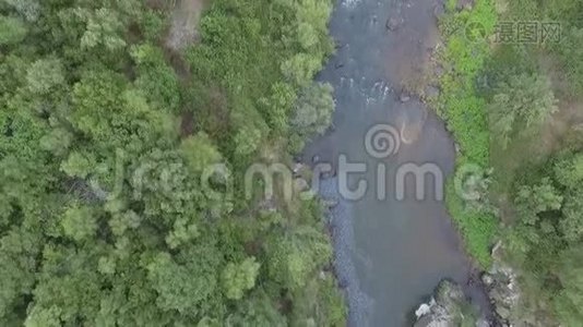 从上面的无人机可以看到日落时有峡谷的河流曲线视频