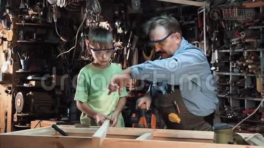 木匠和孙子在车间工作视频