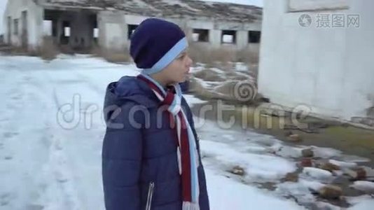 一个男孩站在倒塌的农场附近视频
