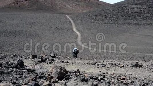 徒步旅行者背着背包在山上爬山视频