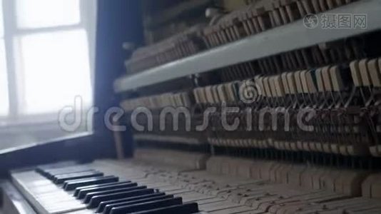 旧的破尘木琴，里面开着锤子，琴弦和琴键。视频