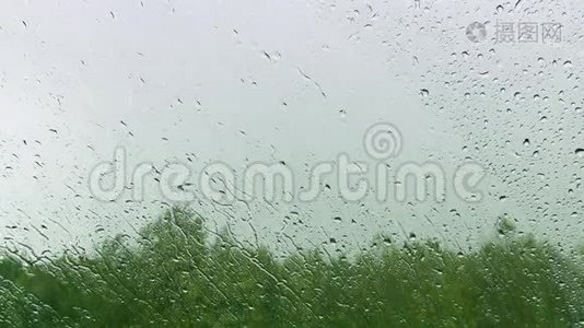 雨滴落在窗户上视频