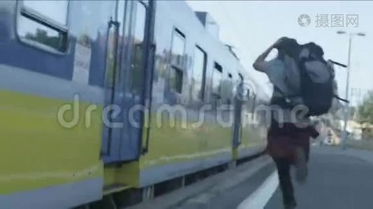 年轻人跑到火车上视频