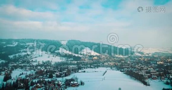 冬天雪中山和一个小镇的电影院视频