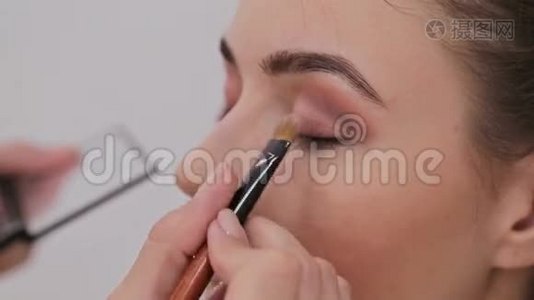 3。专业化妆师应用眼影视频