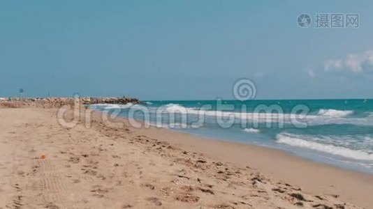 西班牙海滩上的沙滩上，地中海的海浪袭来视频