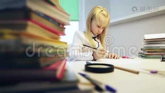 聪明的女学生在白桌子上做作业。视频