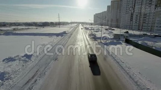汽车在前面的路上行驶视频