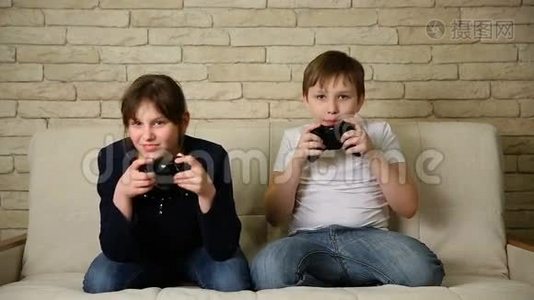 兄弟姐妹玩电子游戏视频
