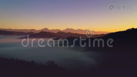 日出时，雾的空中景色覆盖了山林。 远处的山脉和山谷上薄薄的云层视频