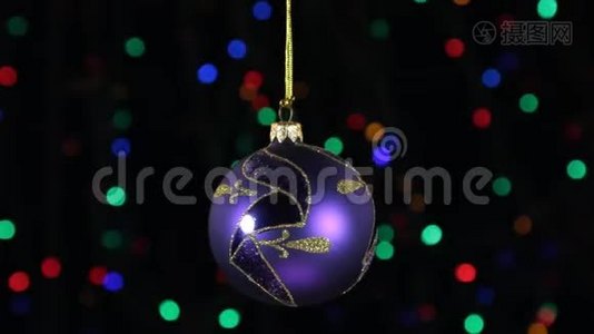 圣诞装饰品，球挂在背景上闪烁的灯光..视频