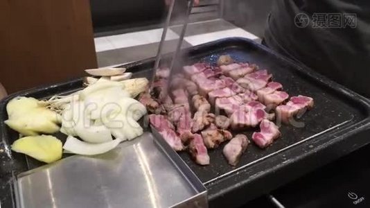 贴身女人用手在锅上烤猪肉视频