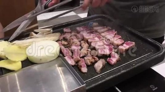 贴身女人用手在锅上烤猪肉视频
