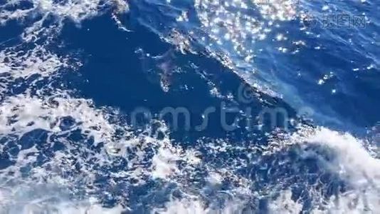 美丽的深蓝色地中海海水.. 海浪。 游轮在欧洲度假。 环境与自然视频