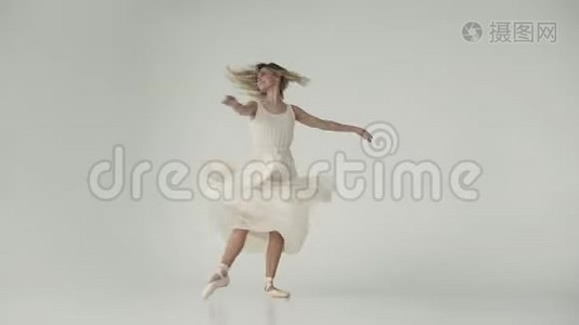 芭蕾舞演员穿着尖角鞋踮着脚跳舞. 芭蕾舞演员穿着一件轻飘飘的连衣裙。 年轻青年视频