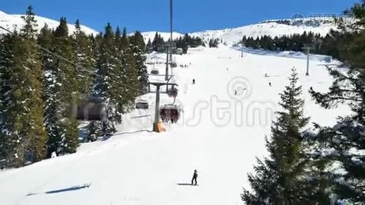 冬季雪树白云全景索道视频