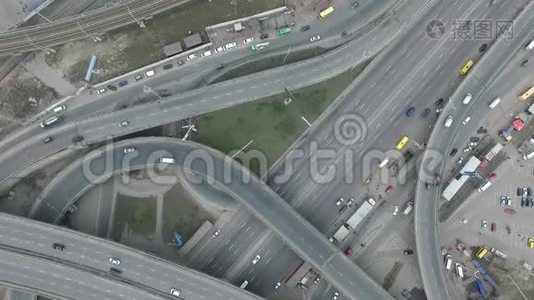 高速公路与栈道车交汇处的鸟瞰图视频
