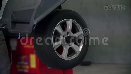 轮胎在铁杆上滚动视频