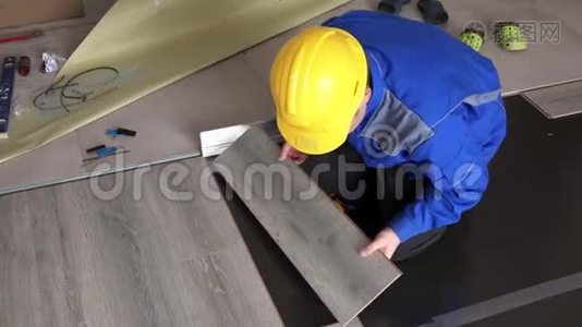 男工在新房铺木层板视频