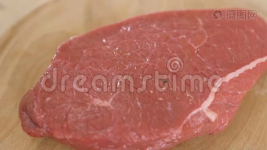 把盐和胡椒在生红肉上慢慢撒视频