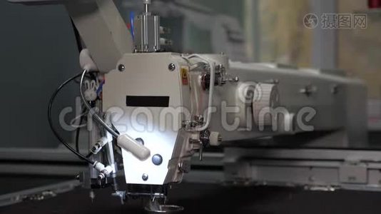 缝纫机控制电脑.. 自动缝纫机。 自动机器刺绣。 数控机器人技术视频