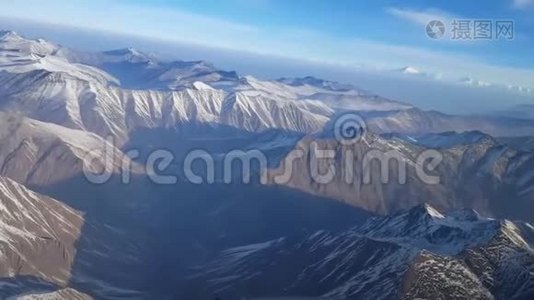 雄伟的空中无人机射出白雪覆盖的石岩山山崖巨大的链条范围，冬季雾云景观视频