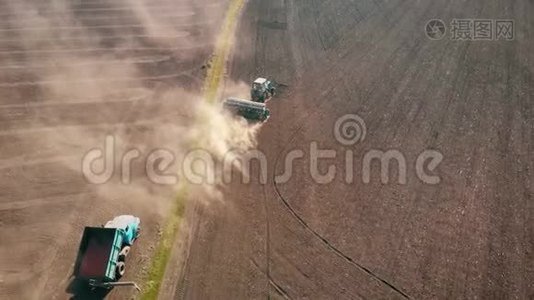 用挂载播种机对耕田作物进行直接播种的拖拉机的空中视野。 技术技巧视频