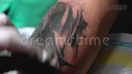 用黑色墨水特写在男性手上画纹身的过程视频