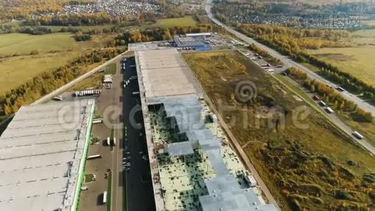 直升机停机坪大型仓库大楼的无人机移动视频
