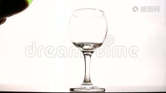 酒保在房间的桌子上装满了酒精饮料的玻璃杯。视频